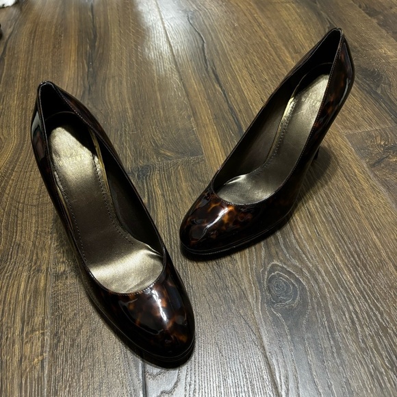 Stuart Weitzman tortoise shell patten leather heels size 9.5 - Picture 2 of 10